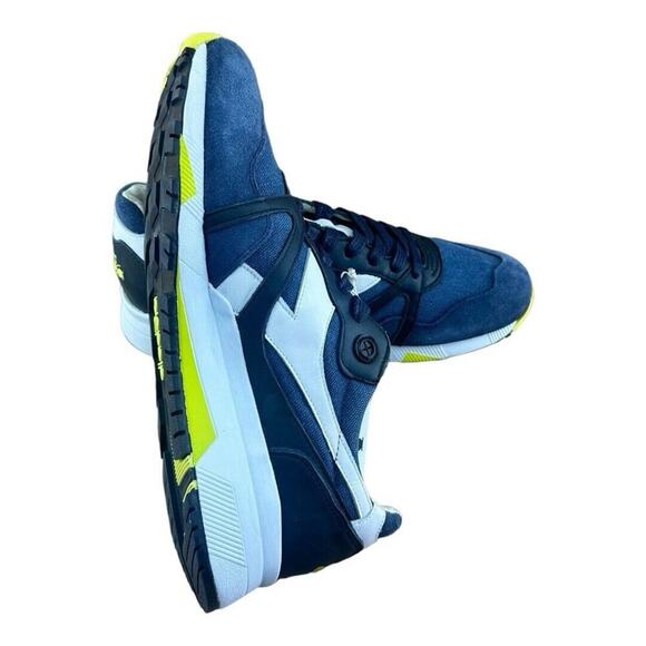 Athletic_Shoes